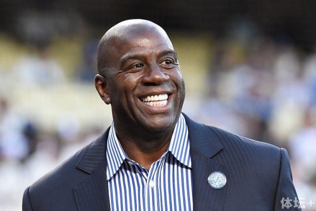 世界杯夺冠两周年，安东内拉晒梅西和金杯同框照